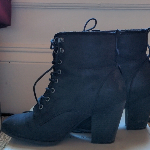 Daisy Fuentes booties - Picture 3 of 5